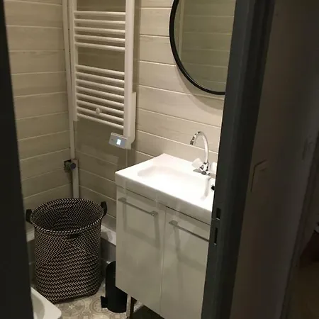 Studio Avec Mezzanine A 5 Min Des Arenes Et De La Gare Nimes